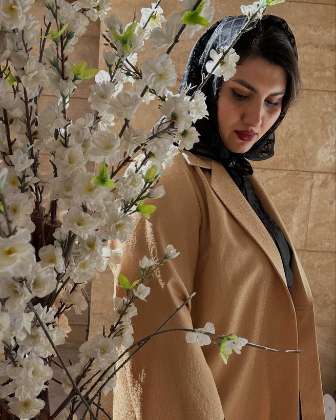 کت مانتویی گلدوزی شده با شلوار دمپا پاکتی